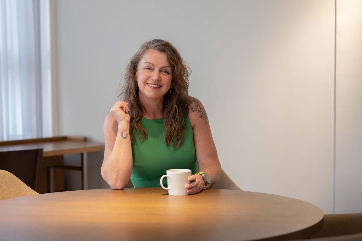 Emma Järund vid ett bord med en kaffekopp
