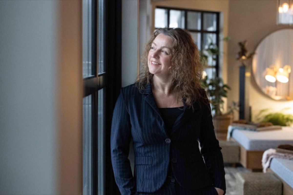 Emma Järund i kavaj vid ett fönster