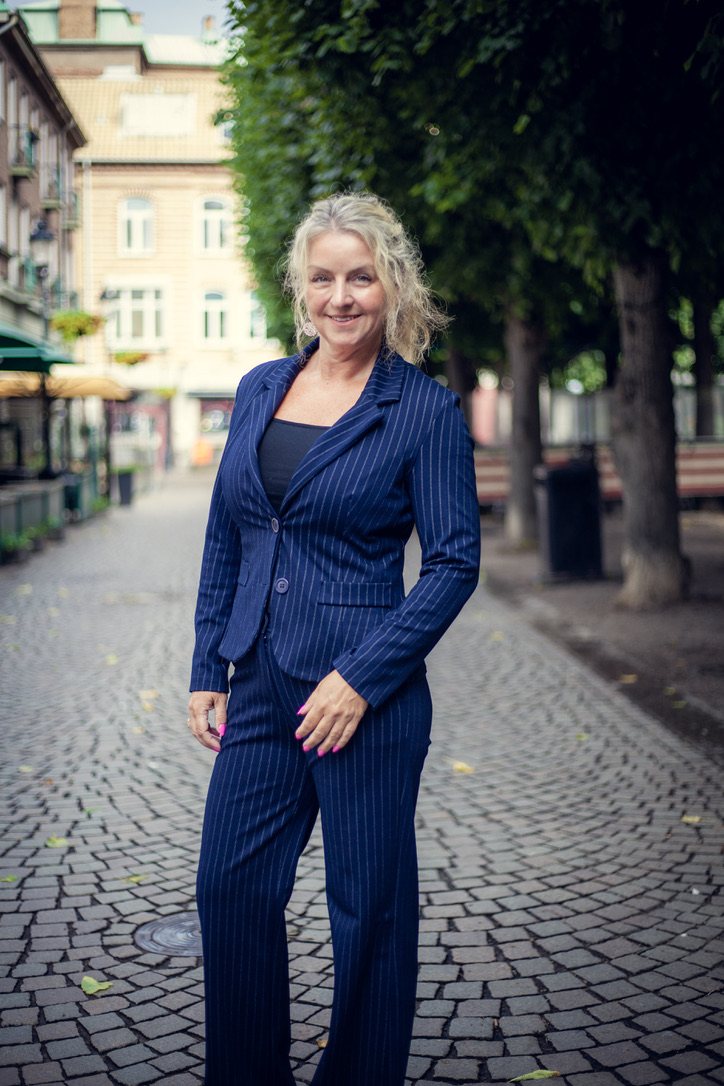 Emma Järund på en kullerstensgata i Helsingborg