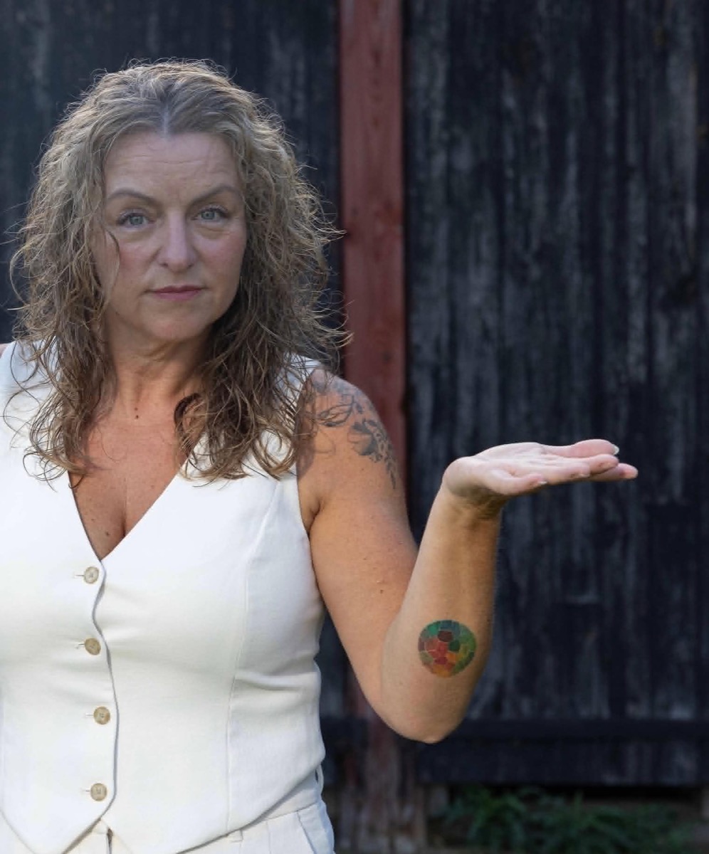 Emma Järund visar sin tatuering med FN:s globala hållbarhetsmål på underarmen